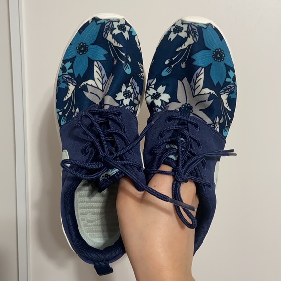 Nike Navy Blue Floral Roshe - Picture 3 of 4